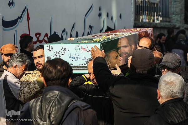 تشییع پیکرهای ۱۰۰ شهید گمنام از مقابل دانشگاه تهران