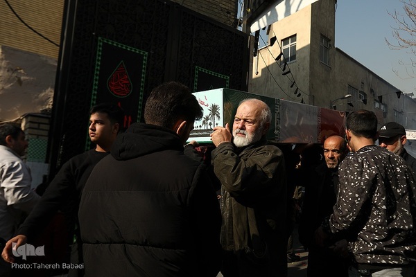 تشییع پیکرهای ۱۰۰ شهید گمنام از مقابل دانشگاه تهران