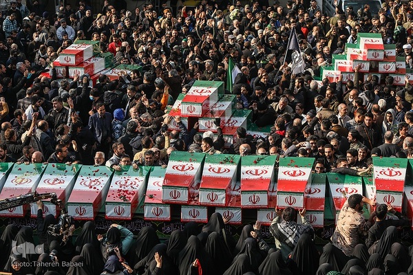 تشییع پیکرهای ۱۰۰ شهید گمنام از مقابل دانشگاه تهران