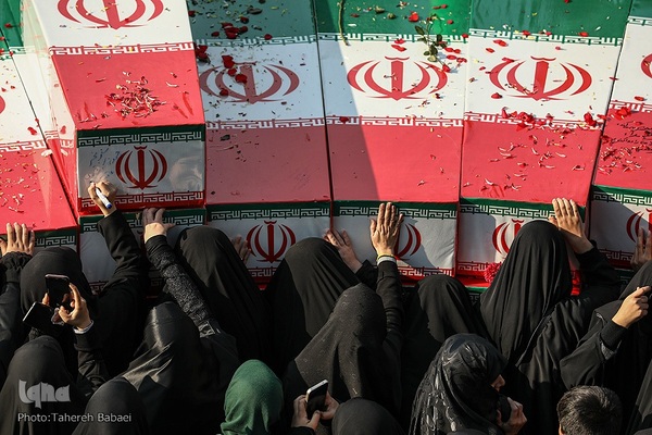 تشییع پیکرهای ۱۰۰ شهید گمنام از مقابل دانشگاه تهران