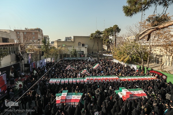 تشییع پیکرهای ۱۰۰ شهید گمنام از مقابل دانشگاه تهران