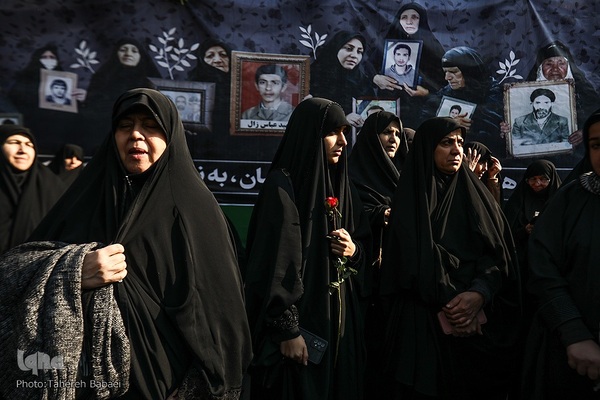 تشییع پیکرهای ۱۰۰ شهید گمنام از مقابل دانشگاه تهران