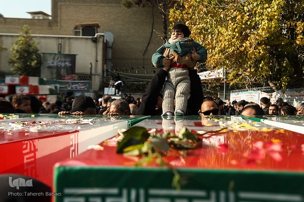 تشییع پیکرهای ۱۰۰ شهید گمنام از مقابل دانشگاه تهران