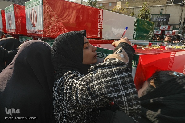 تشییع پیکرهای ۱۰۰ شهید گمنام از مقابل دانشگاه تهران