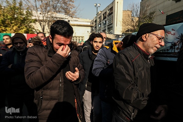 تشییع پیکرهای ۱۰۰ شهید گمنام از مقابل دانشگاه تهران