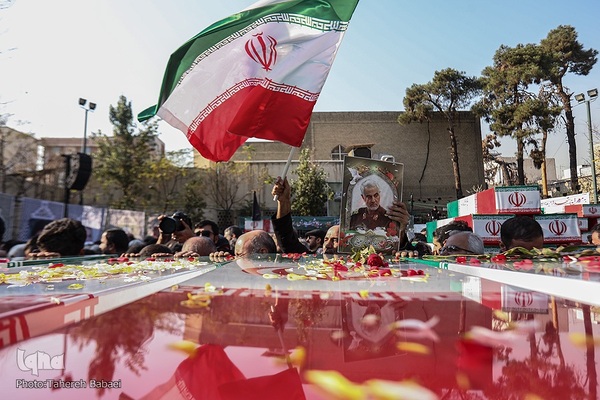 تشییع پیکرهای ۱۰۰ شهید گمنام از مقابل دانشگاه تهران