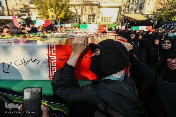 تشییع پیکرهای ۱۰۰ شهید گمنام از مقابل دانشگاه تهران