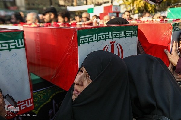 تشییع پیکرهای ۱۰۰ شهید گمنام از مقابل دانشگاه تهران