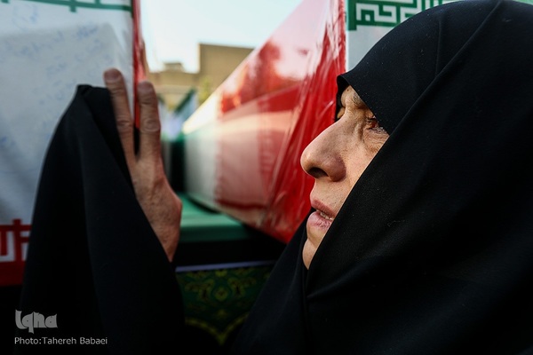 تشییع پیکرهای ۱۰۰ شهید گمنام از مقابل دانشگاه تهران