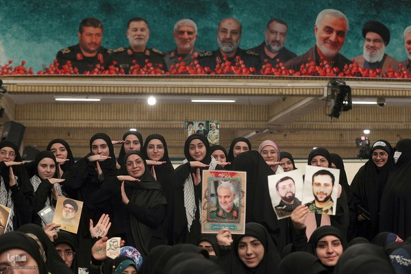 دیدار جمعی از خانواده‌های شهدای مدافع حرم و مقاومت با رهبر معظم انقلاب