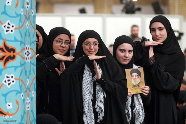 دیدار جمعی از خانواده‌های شهدای مدافع حرم و مقاومت با رهبر معظم انقلاب