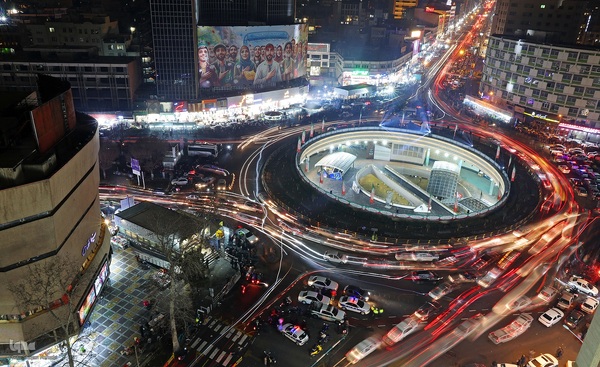 نورافشانی در میدان ولی‌عصر (عج) به مناسبت نیمه شعبان