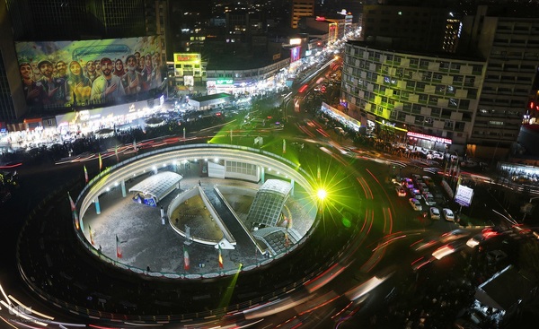 نورافشانی در میدان ولی‌عصر (عج) به مناسبت نیمه شعبان