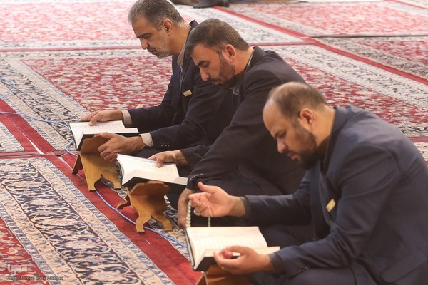جزءخوانی قرآن کریم در حرم شاهچراغ (ع)
