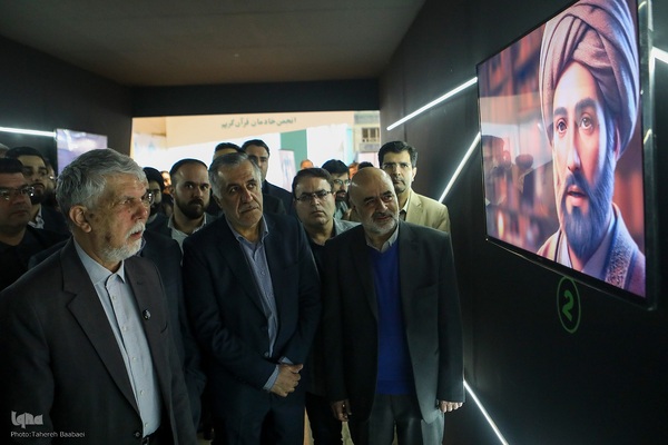 بازدید وزیر فرهنگ و ارشاد از نمایشگاه قرآن