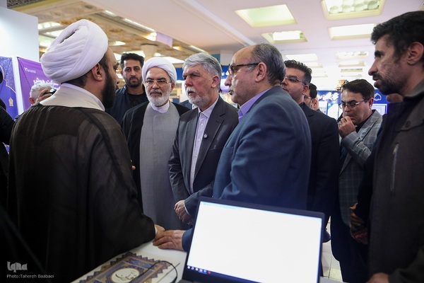 بازدید وزیر فرهنگ و ارشاد از نمایشگاه قرآن