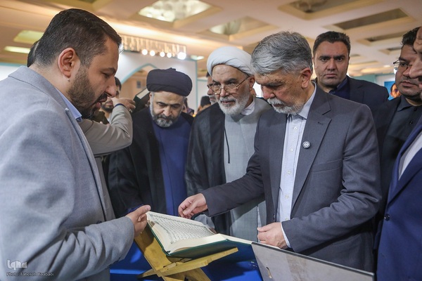بازدید وزیر فرهنگ و ارشاد از نمایشگاه قرآن