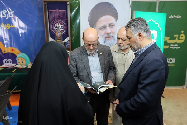 بازدید حسن مسلمی نائینی،‌ رئیس جهاددانشگاهی از نمایشگاه بین‌المللی قرآن کریم 