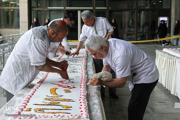 توزیع کیک ویژه دهه کرامت در دانشگاه فردوسی