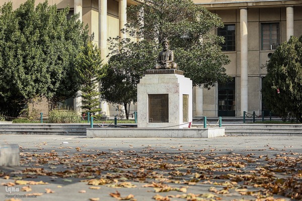 واپسین برگ‌ریزان پاییزی در دانشگاه تهران