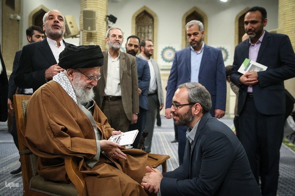 دیدار جمعی از شاعران و اهالی فرهنگ و ادب فارسی با ر هبر معظم انقلاب
