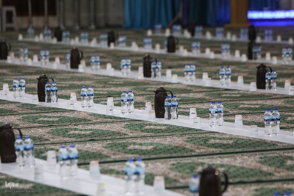 توزیع افطاری در شب میلاد امام حسن مجتبی(ع)