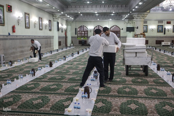 توزیع افطاری در شب میلاد امام حسن مجتبی(ع)