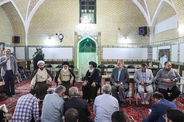 دیدار عوامل جشنواره ملی قرآن با پدر شهید آیت‌الله آل‌هاشم‎