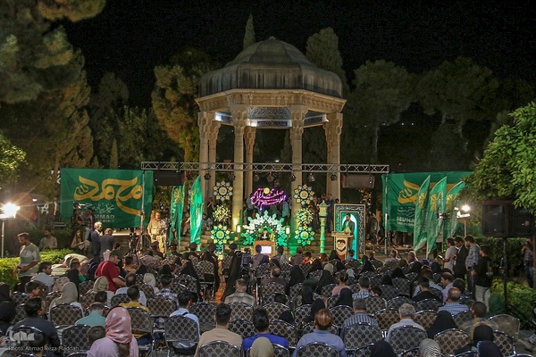 محفل قرآنی طنین تابناک در جوار آرامگاه حافظ