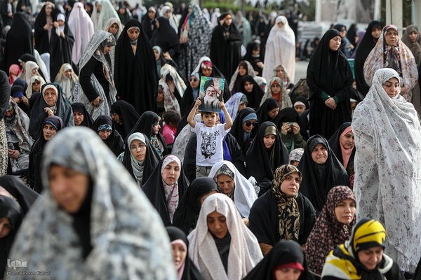 اقامه نماز عید فطر به امامت رهبر معظم انقلاب اسلامی در مصلای امام خمینی (ره)