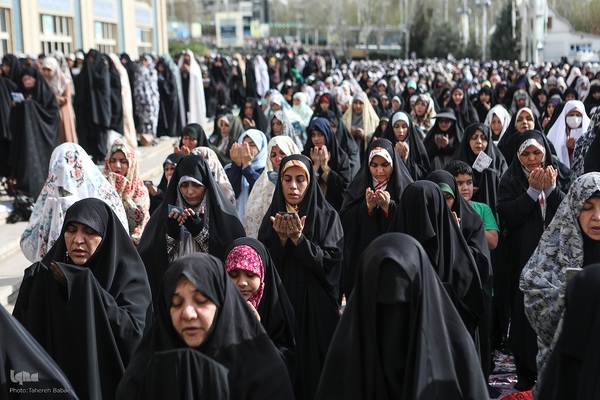 اقامه نماز عید فطر به امامت رهبر معظم انقلاب اسلامی در مصلای امام خمینی (ره)