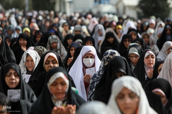 اقامه نماز عید فطر به امامت رهبر معظم انقلاب اسلامی در مصلای امام خمینی (ره)