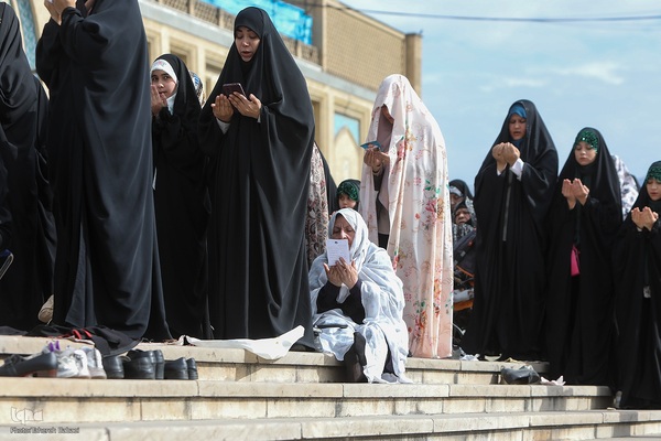 اقامه نماز عید فطر به امامت رهبر معظم انقلاب اسلامی در مصلای امام خمینی (ره)