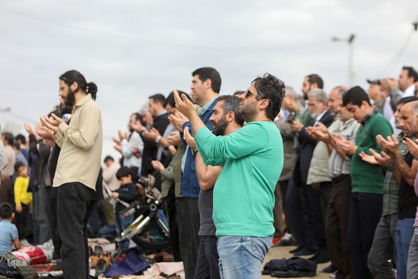 اقامه نماز عید فطر به امامت رهبر معظم انقلاب اسلامی در مصلای امام خمینی (ره)