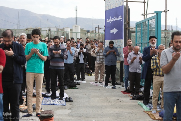 اقامه نماز عید فطر به امامت رهبر معظم انقلاب اسلامی در مصلای امام خمینی (ره)