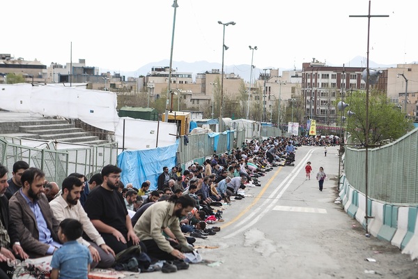 اقامه نماز عید فطر به امامت رهبر معظم انقلاب اسلامی در مصلای امام خمینی (ره)