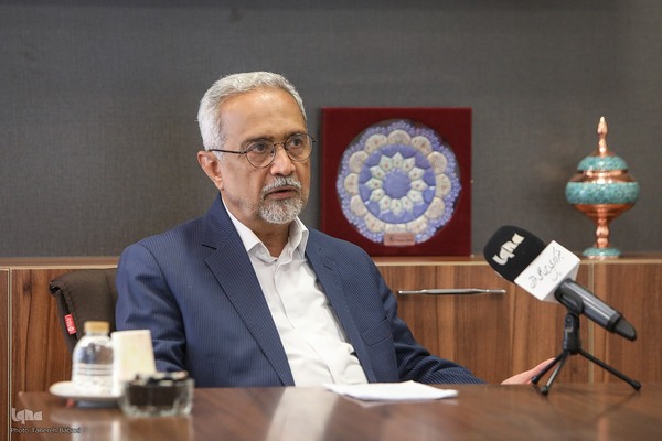 محمد نهاوندیان - سیاستمدار، مدرس دانشگاه و اقتصاددان ایرانی