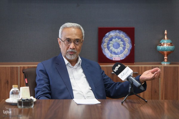 محمد نهاوندیان - سیاستمدار، مدرس دانشگاه و اقتصاددان ایرانی