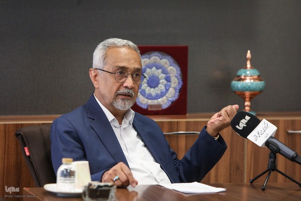 محمد نهاوندیان - سیاستمدار، مدرس دانشگاه و اقتصاددان ایرانی