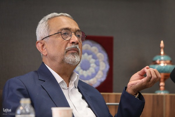 محمد نهاوندیان - سیاستمدار، مدرس دانشگاه و اقتصاددان ایرانی