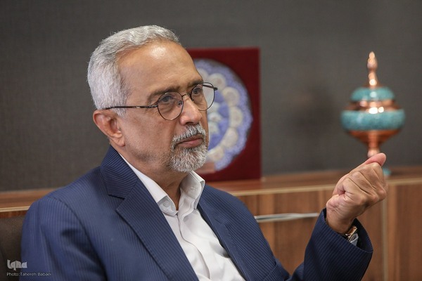 محمد نهاوندیان - سیاستمدار، مدرس دانشگاه و اقتصاددان ایرانی