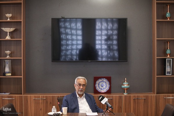 محمد نهاوندیان - سیاستمدار، مدرس دانشگاه و اقتصاددان ایرانی