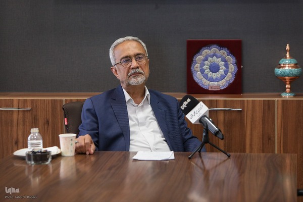 محمد نهاوندیان - سیاستمدار، مدرس دانشگاه و اقتصاددان ایرانی