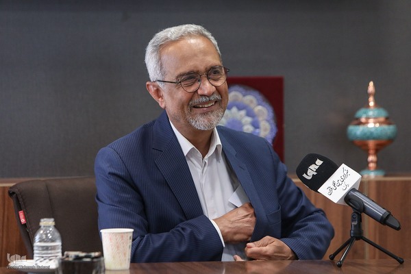 محمد نهاوندیان - سیاستمدار، مدرس دانشگاه و اقتصاددان ایرانی