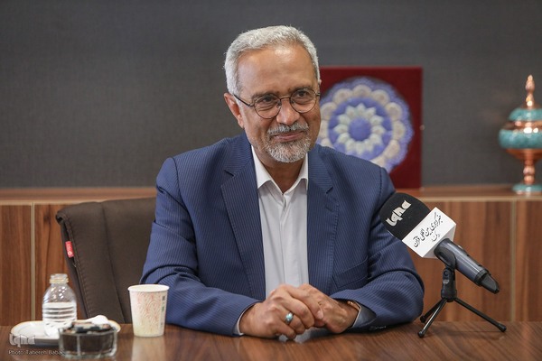 محمد نهاوندیان - سیاستمدار، مدرس دانشگاه و اقتصاددان ایرانی