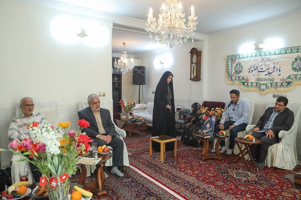 دیدار جامعه قرآنی با خانواده شهید سید جواد محمودی