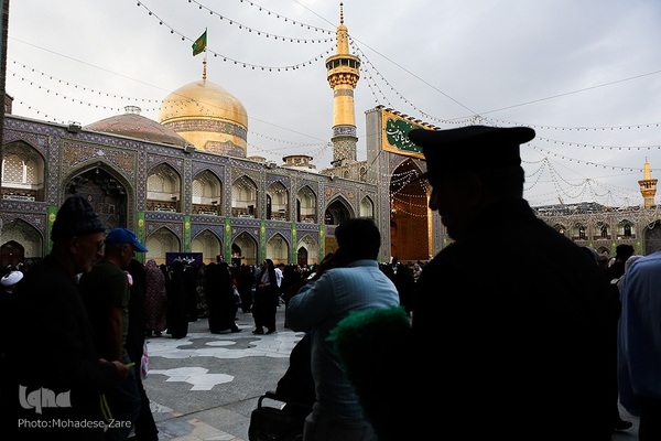 حرم مطهر رضوی در شب ولادت امام رضا(ع)