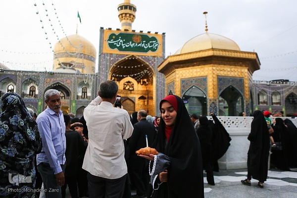 حرم مطهر رضوی در شب ولادت امام رضا(ع)