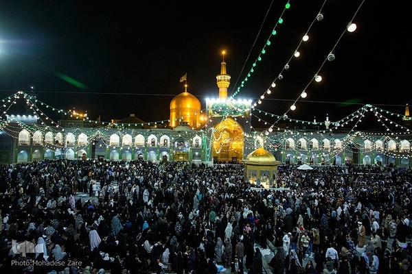 حرم مطهر رضوی در شب ولادت امام رضا(ع)