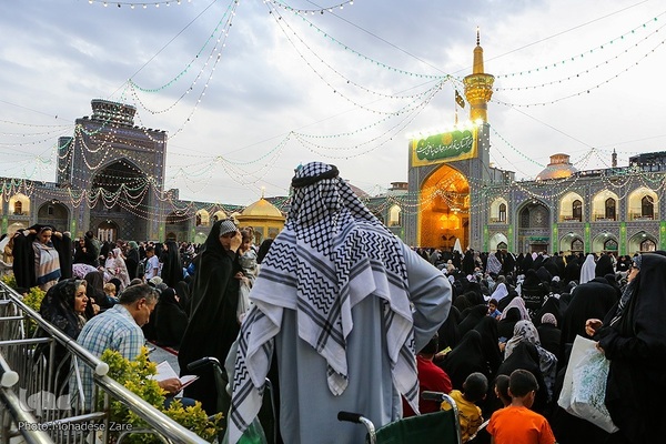 حرم مطهر رضوی در شب ولادت امام رضا(ع)